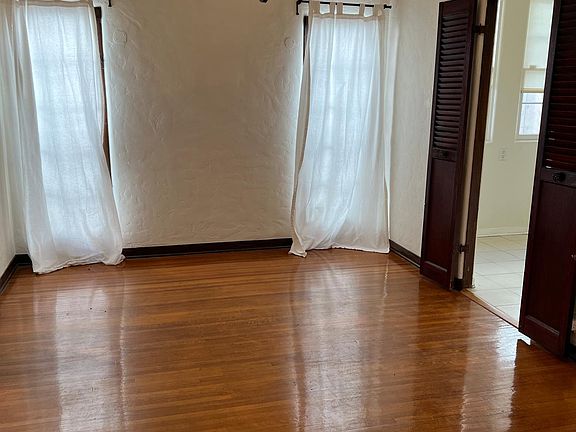 Lots of natural light (dining room)