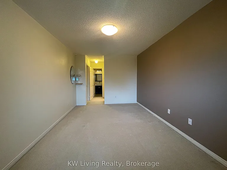 60 Coburg Cres — Photo 18