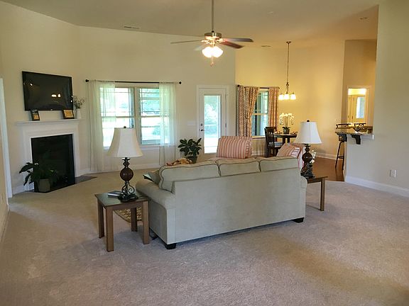 Open and spacious living !