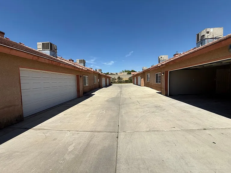 Yellow Meadow Ct 548 — Photo 29