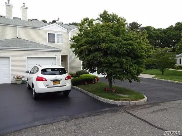 320 Prairie Ct, Manorville, NY 11949