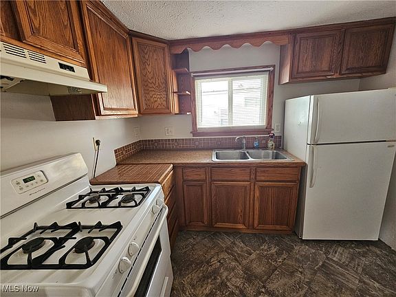5th image of 1081 Stratford St