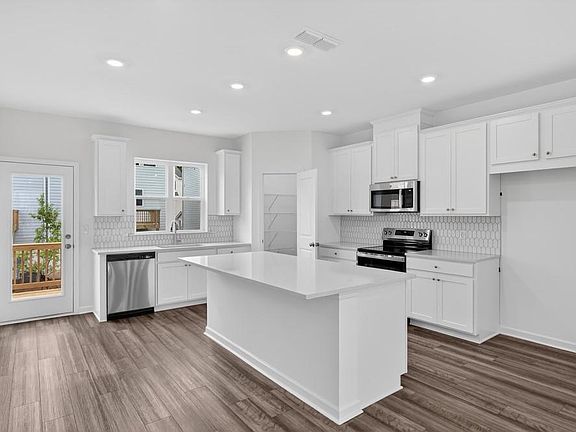 2nd image of 5829 Schelton Pl SE