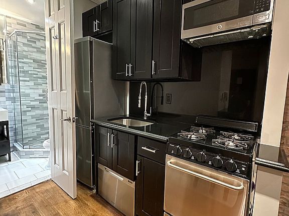 3rd image of 134 Orchard St APT 5