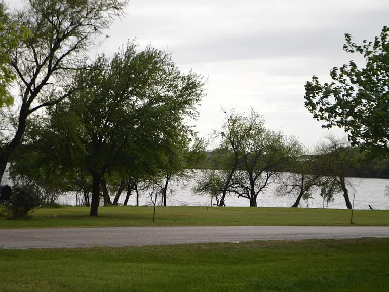 LAKEVIEW Across the street from Lake Lewisville