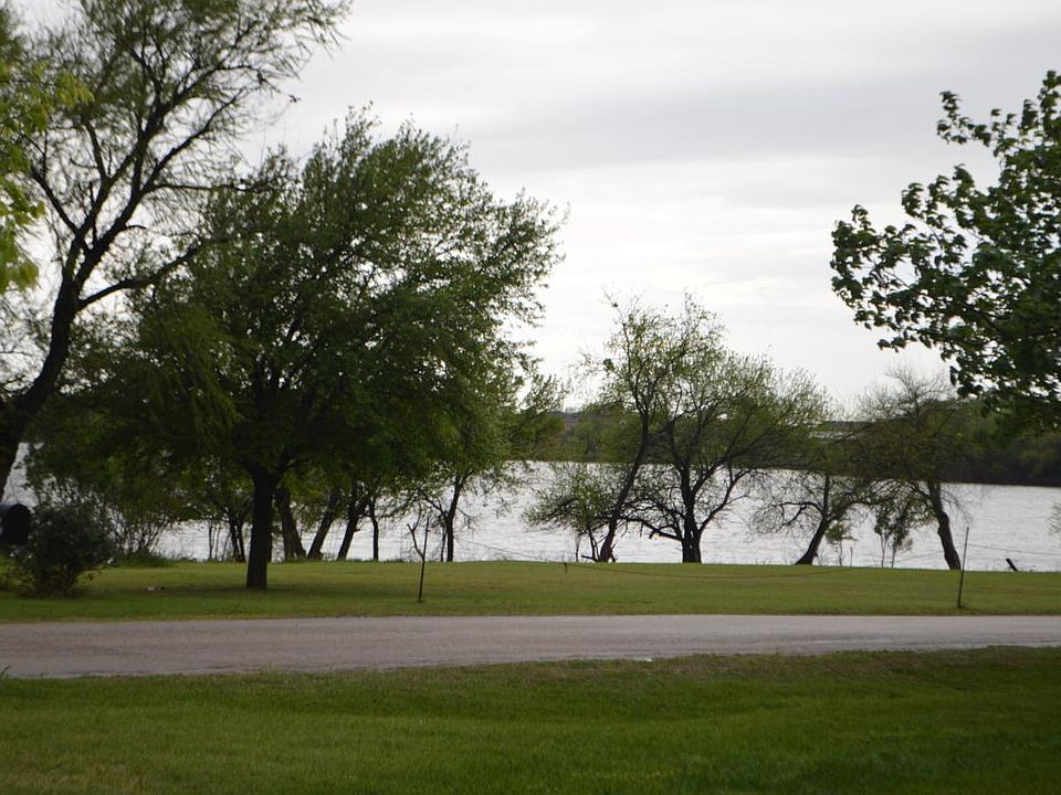 LAKEVIEW Across the street from Lake Lewisville