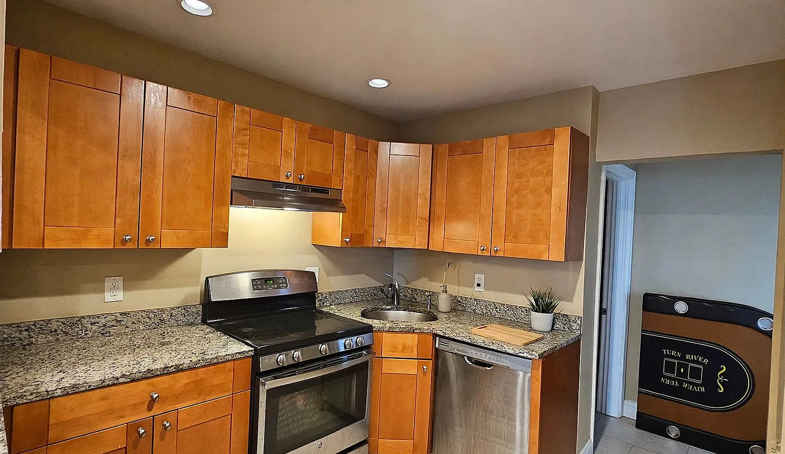 No Fee! Popular Off-Campus Choice! Desirable Street Near Bu! Heat & Hw Inc — Photo 1