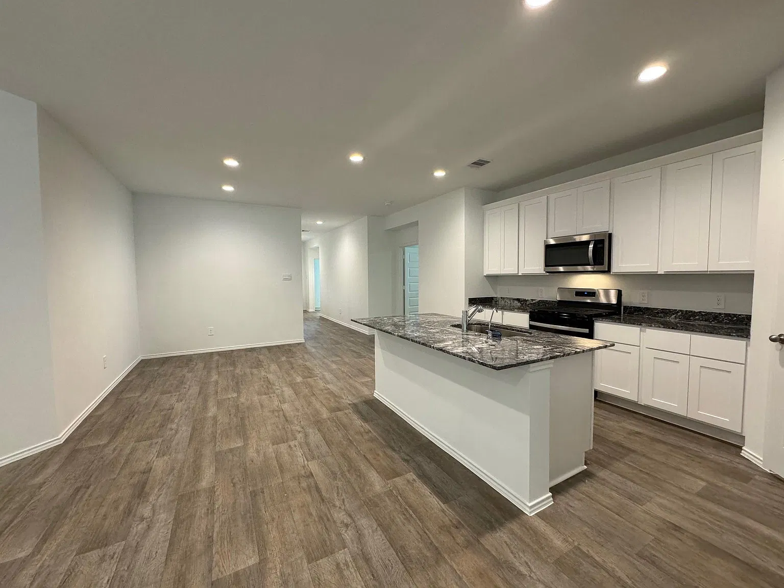 4 bed, 3.0 bath, 2269 sqft, $2,500 — Photo 4