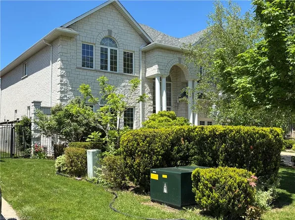 6 Fourseasons Dr, Hamilton, ON L8E 5Y5