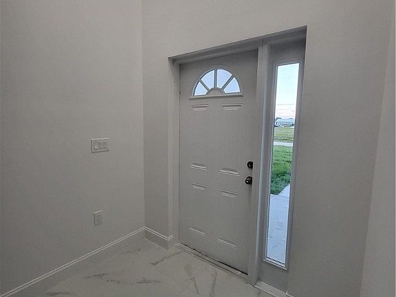 3rd image of 827 NE 16th Terrace Cpe