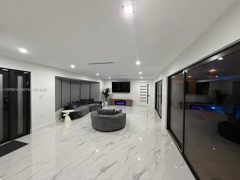 103 Tropicana Dr — Photo 18