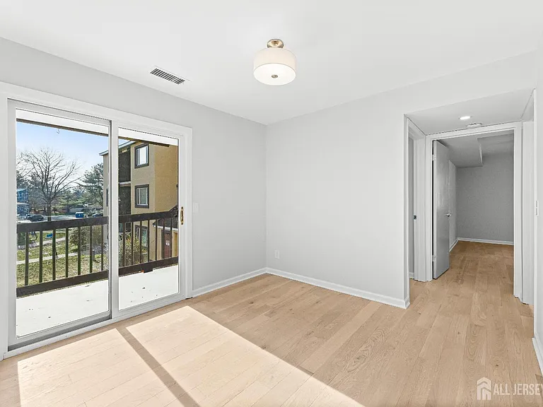 3226 Sayre Dr — Photo 5