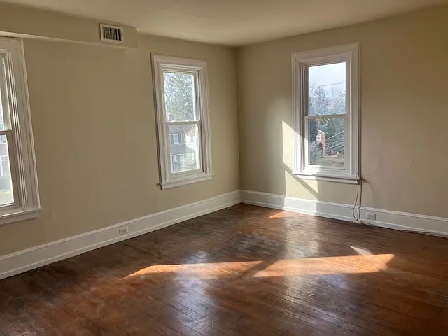 Spacious Lining Room