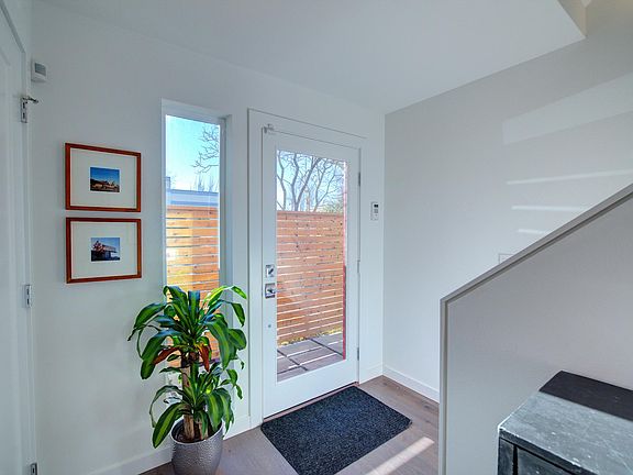 3rd image of 114 16th Ave S #B