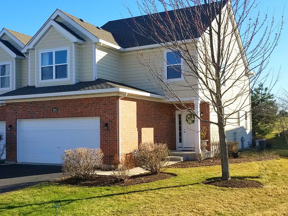 Sunny end unit, large yard