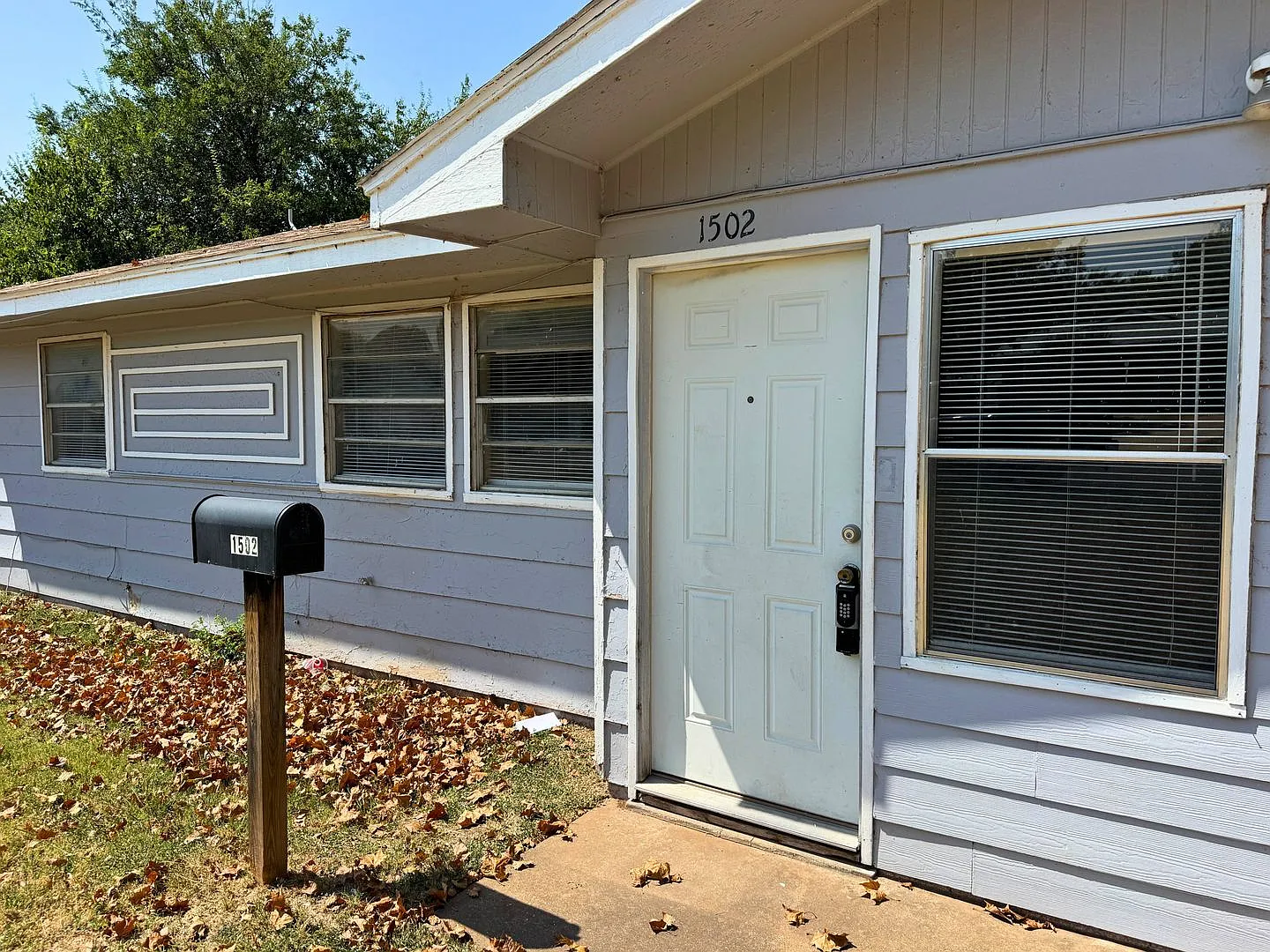 3 Bed 1 Bath Home Backing Up To Lynwood East Park! — Photo 2