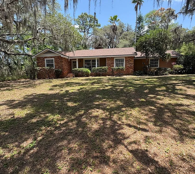 2227 Country Club Dr