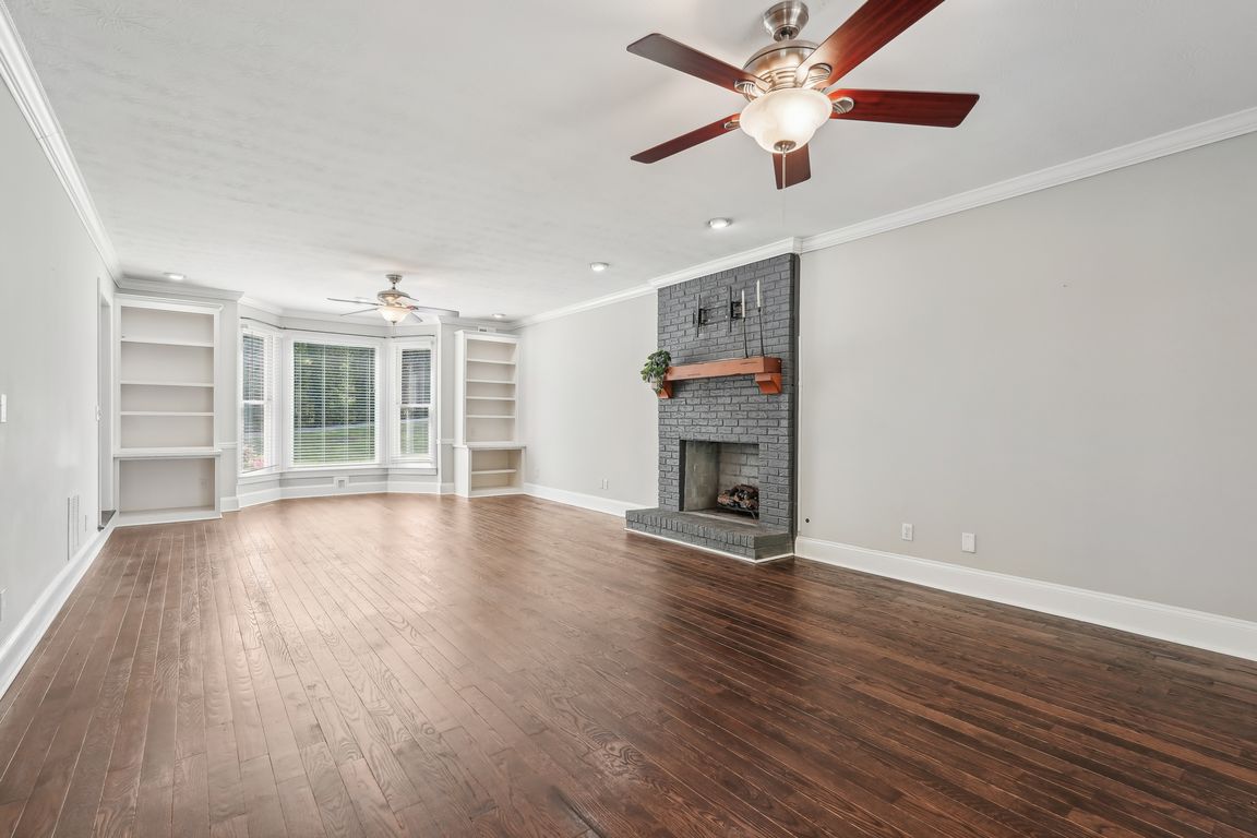 Fairway Cir-1804-012.jpg