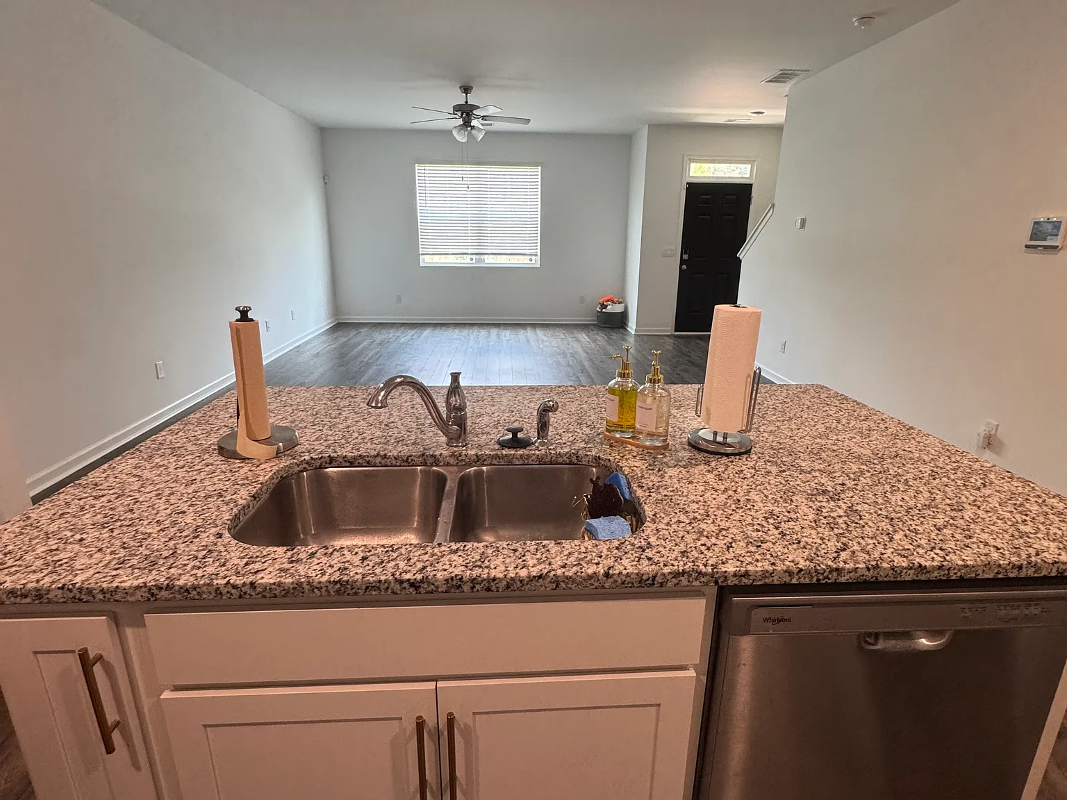 3 bed, 2.5 bath, 2000 sqft, $2,550 — Photo 2