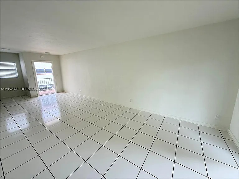 2352 NE 9th St #B — Photo 7