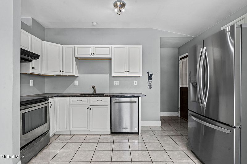 4th image of 4 Silverberry Place