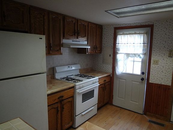 3rd image of 459 Meadow Green Ln