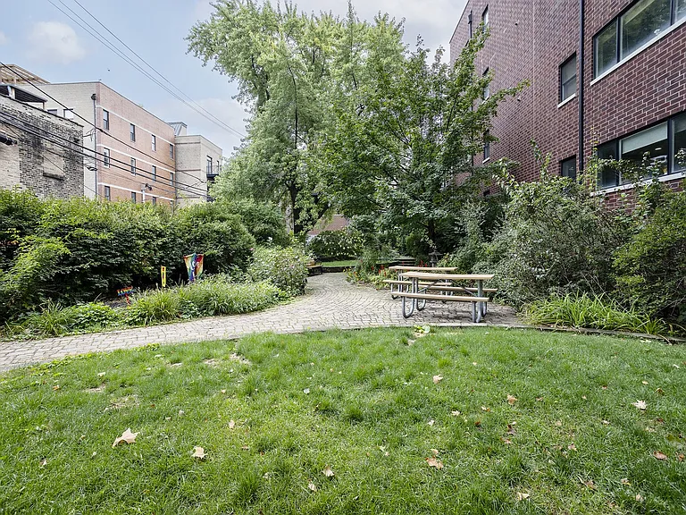 821 W Roscoe St #1 — Photo 29