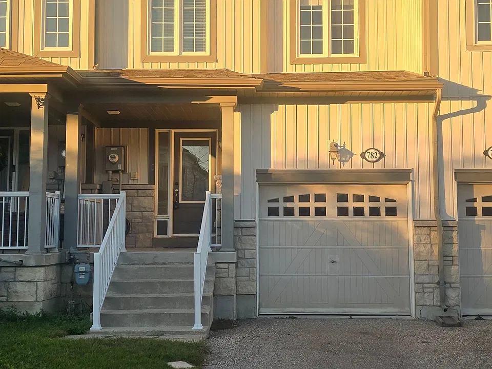 782 Cook Cres