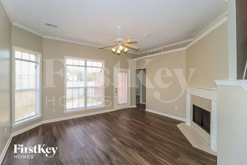 3 bed, 2.5 bath, 1680 sqft, $1,815 — Photo 3