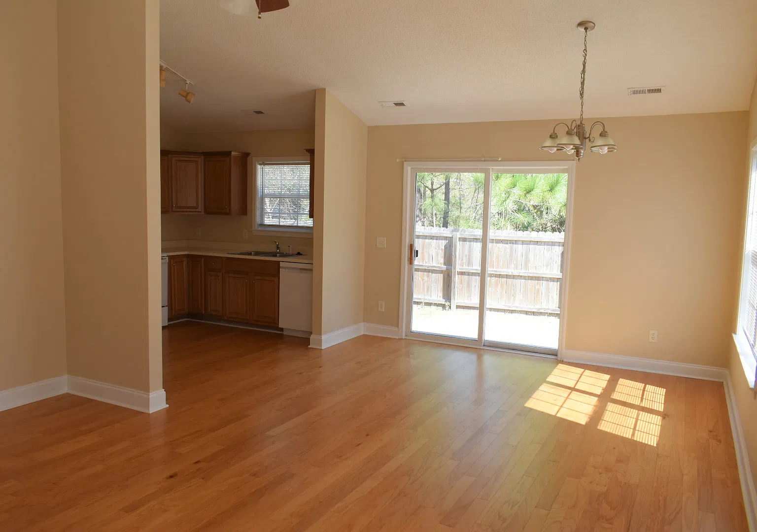 3 bed, 1178 sqft, $2,100 — Photo 2