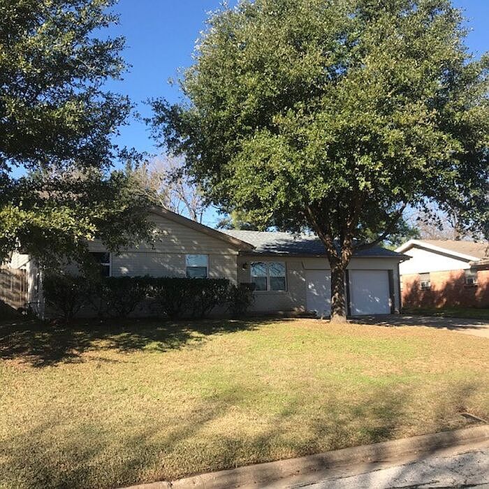 1st image of 408 Yorkshire Dr