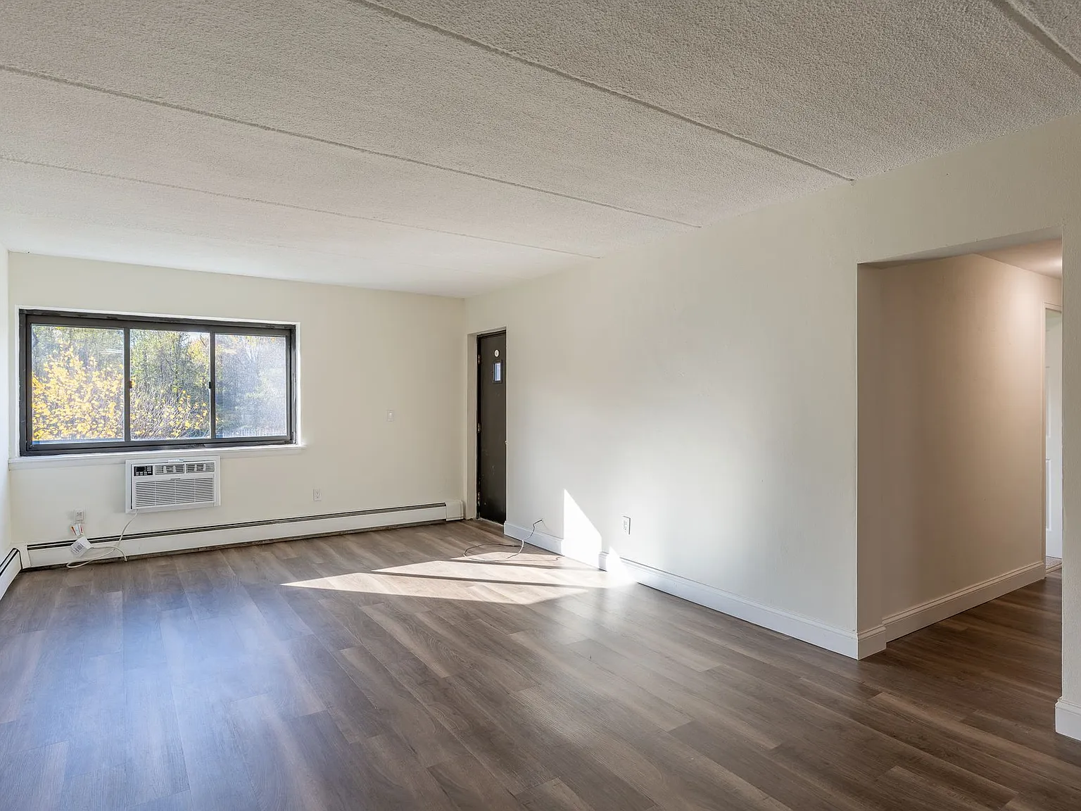 Country Club Apartments — Photo 4