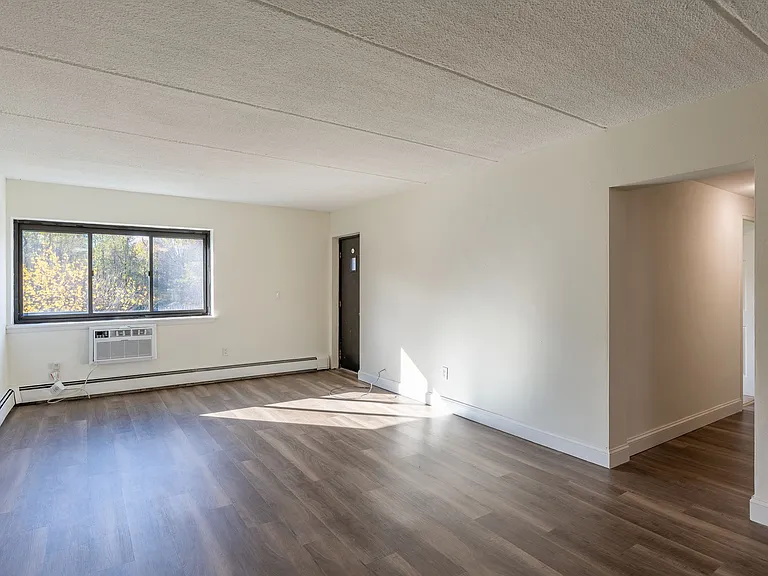 Country Club Apartments — Photo 7