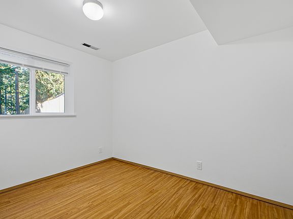 4th image of 2717 229th Pl NE