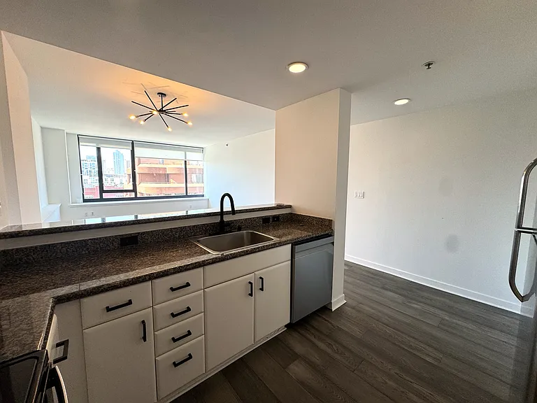 260 King St #809 — Photo 13