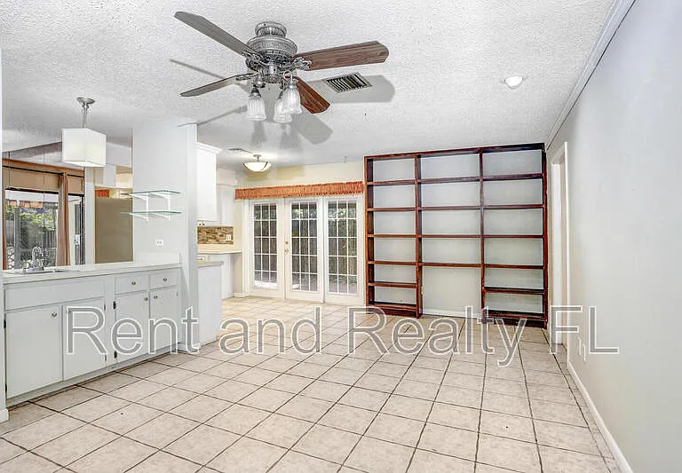 4504 Stonehenge Rd — Photo 4
