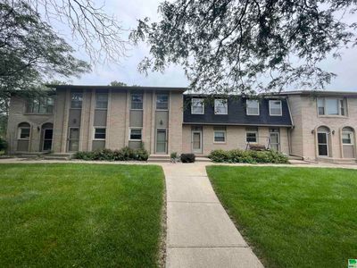 1819 Indian Hills Dr, Sioux City, IA, 51104