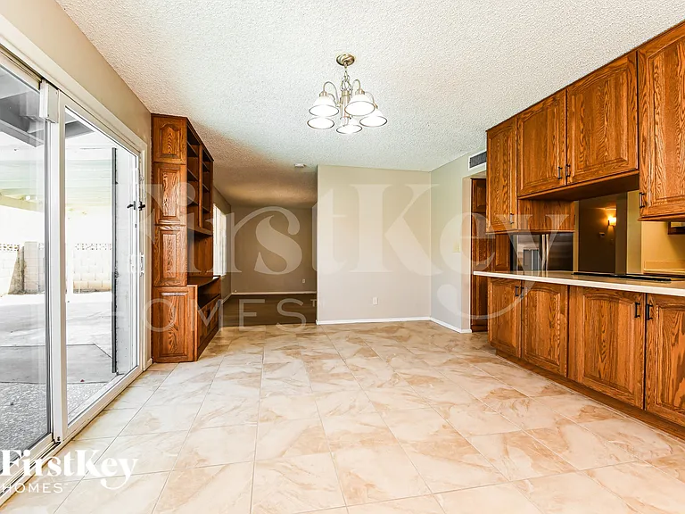 614 E Greenway Dr — Photo 8