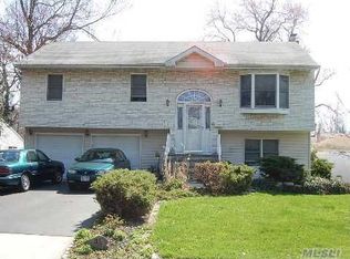 15 1st St, West Islip, NY 11795