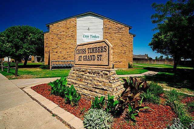 CROSS TIMBERS AT GRAND STREET — Photo 8