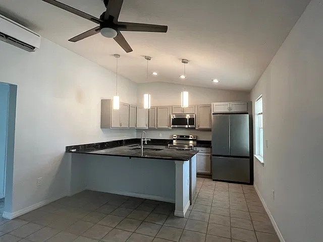 2 bed, 920 sqft, $1,550 — Photo 2