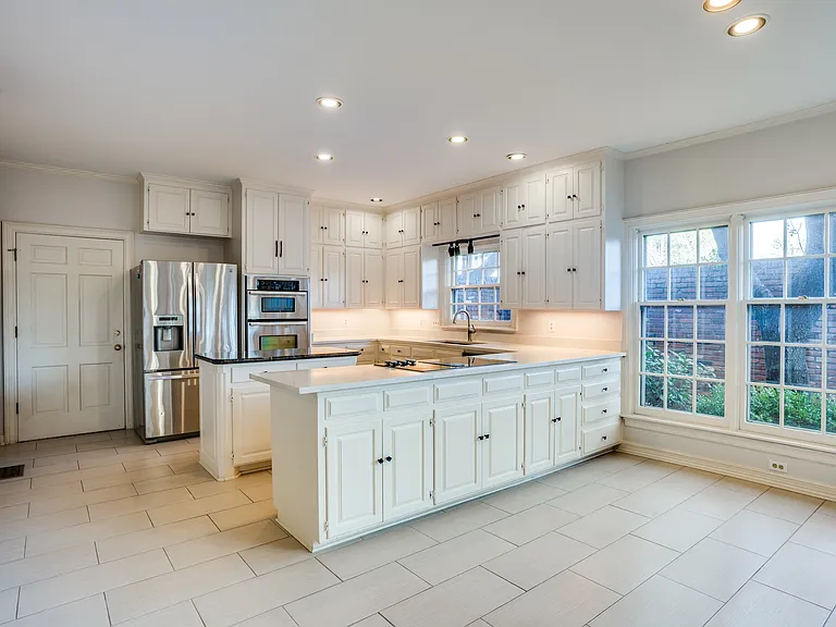 4100 Lovers Ln — Photo 10