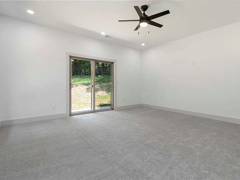 2884 Thompson Cir — Photo 18