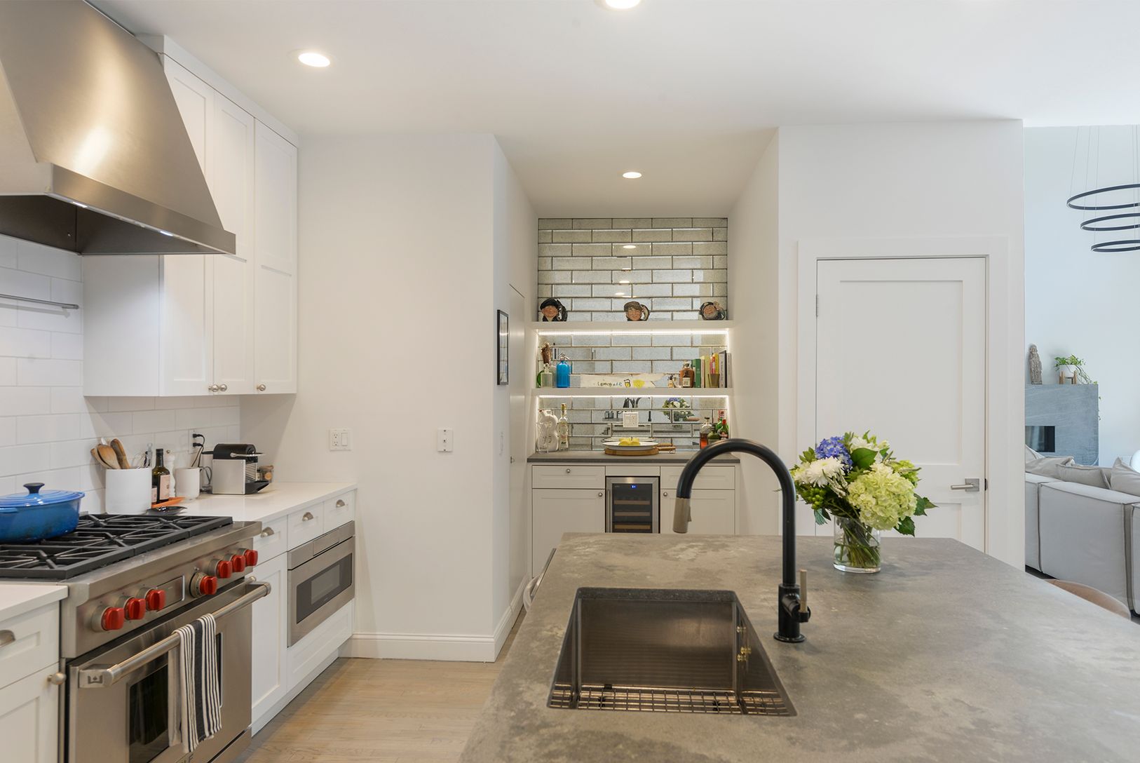  Kitchen w/ Bar Area