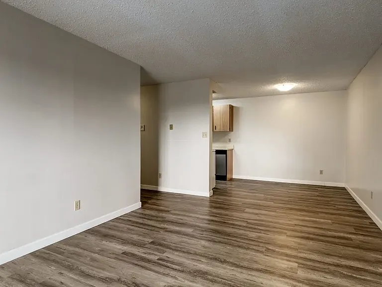 640 Robert St E — Photo 13