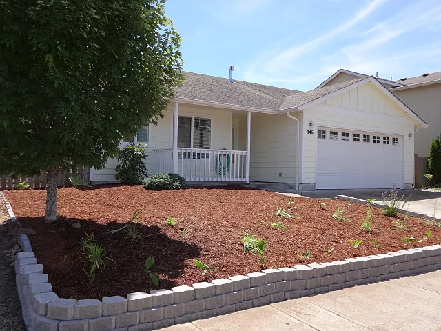 846 NW Riverbow Ave — Photo 2