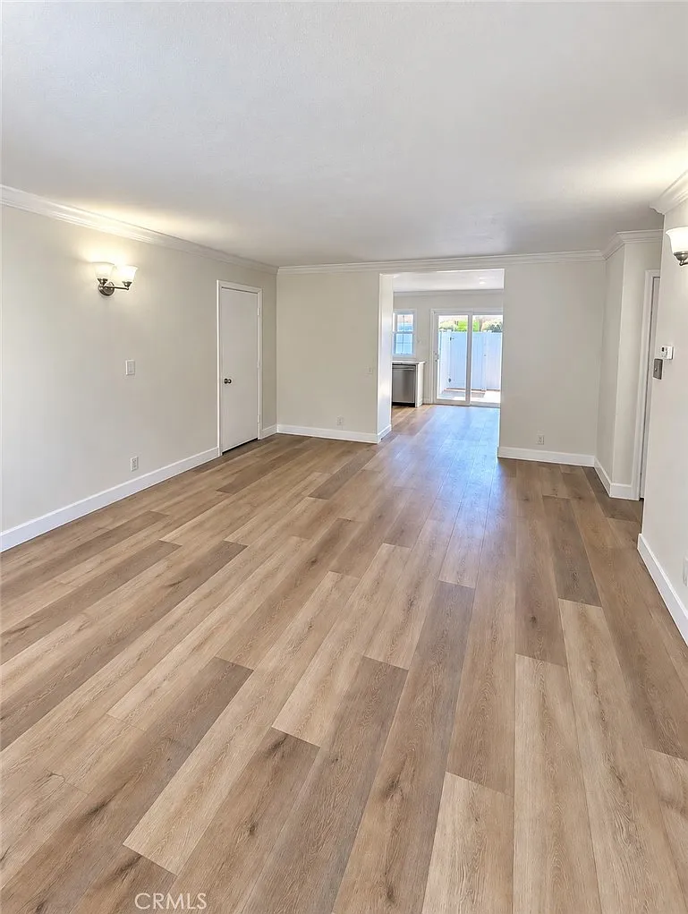 3 bed, 1084 sqft, $4,850 — Photo 3