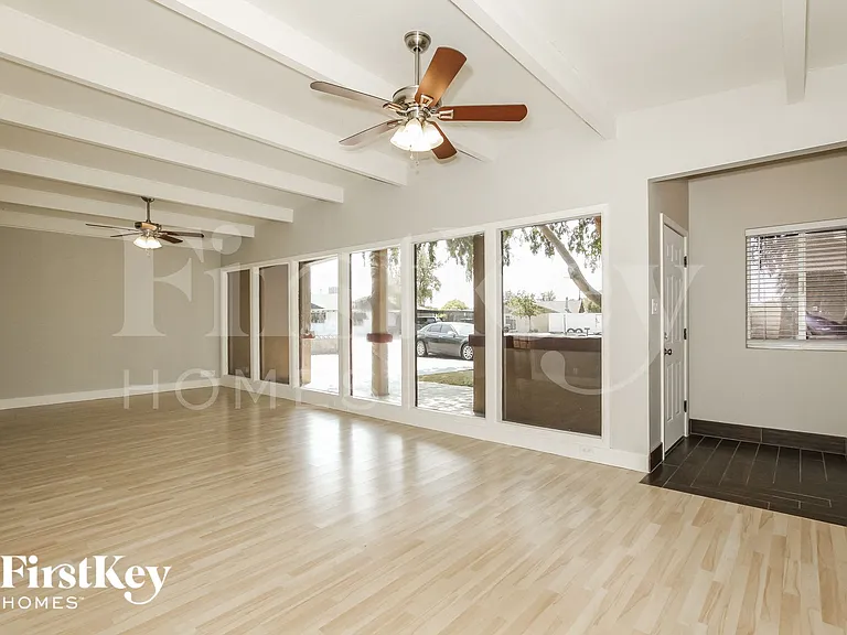 2028 W Schell Dr — Photo 7