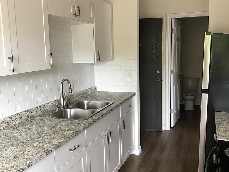 4299 Departure Bay Rd — Photo 15