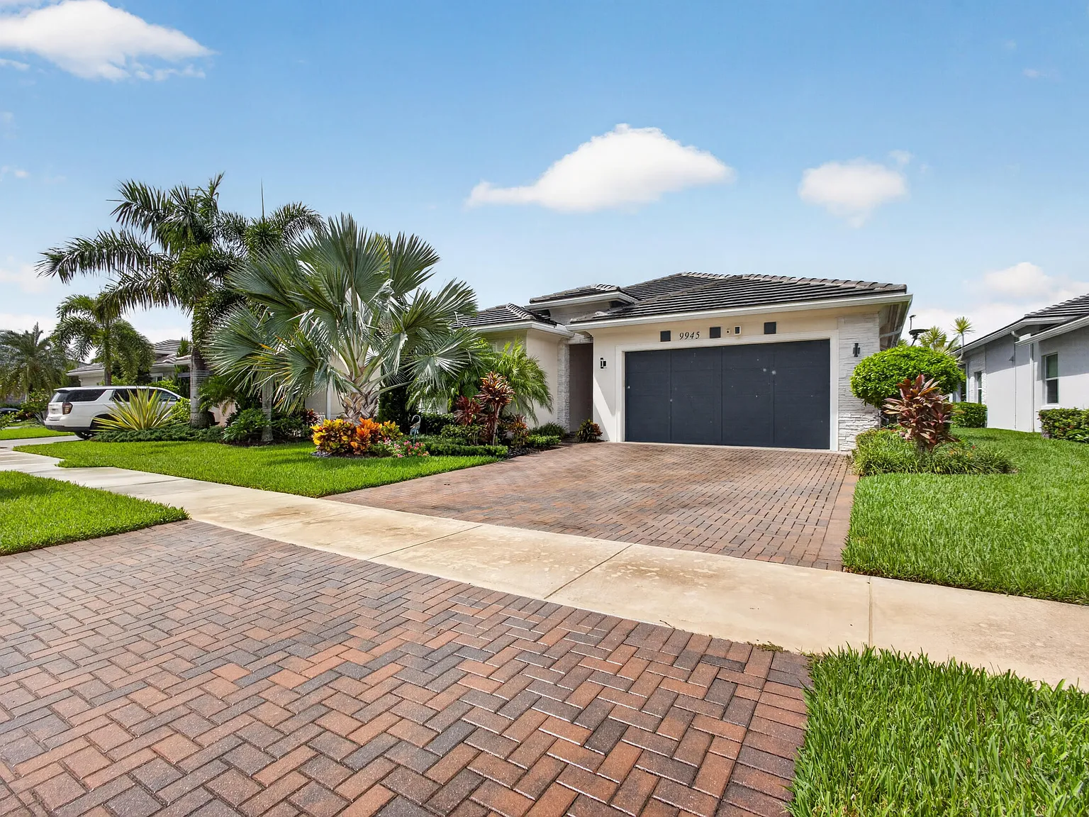 3 bed, 3.0 bath, 2574 sqft, $6,500 — Photo 2